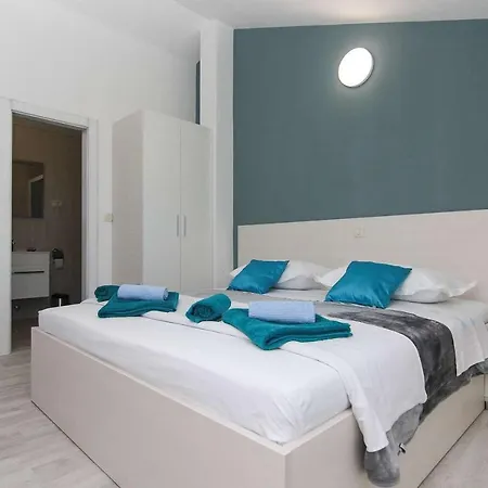 Holiday home Mia